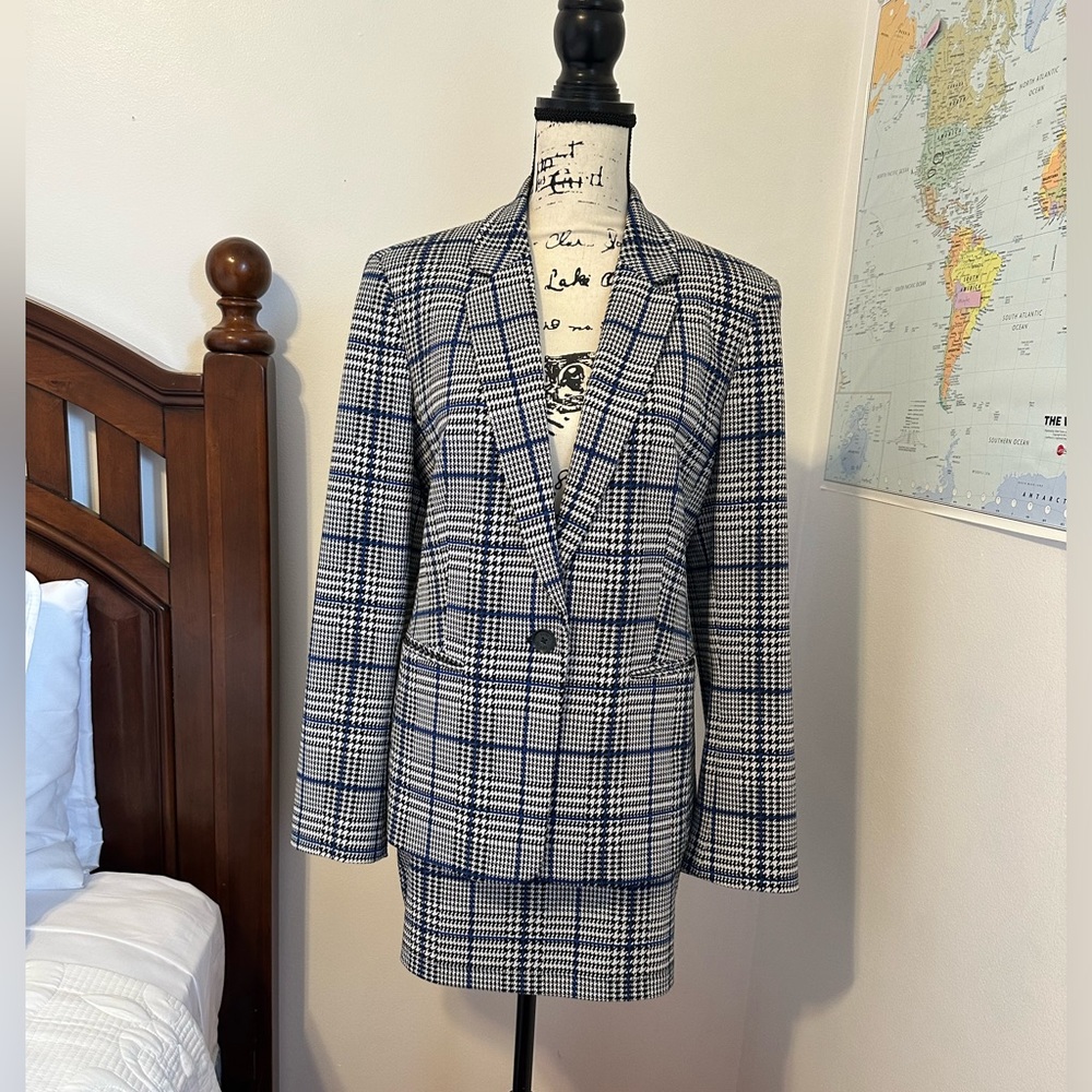 Express mini skirt suit, stretch, comfortable and in excellent condition.